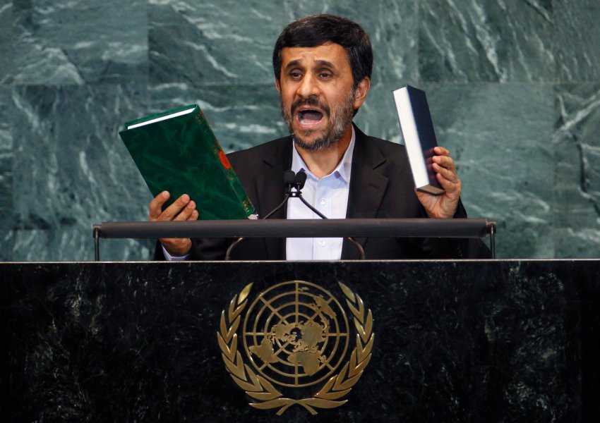 Ahmadinedschad mit Biebel und Koran